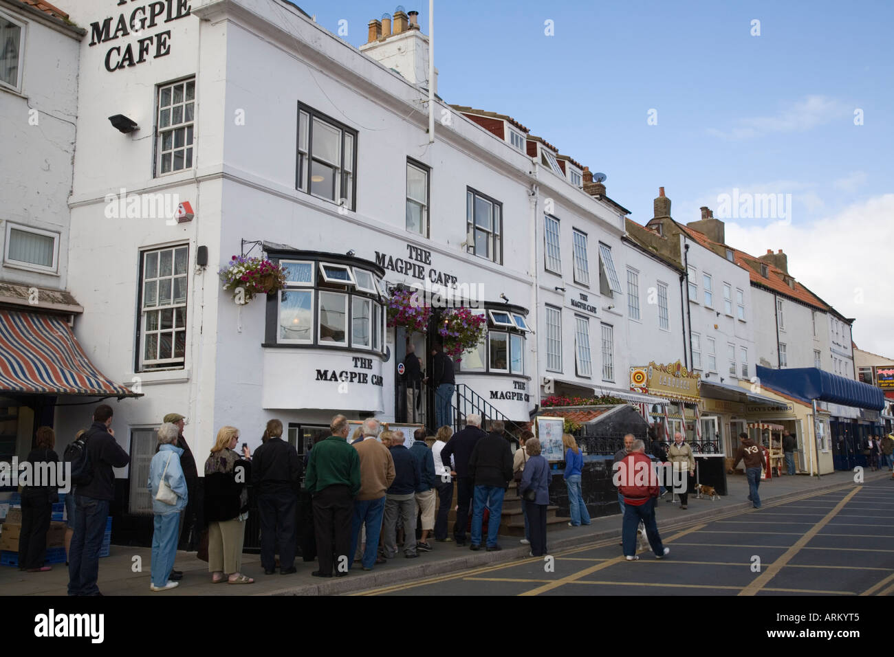 Schlange von Menschen außerhalb 'Magpie Cafe' Verkauf von Meeresfrüchten und "Fish And Chips" in historischen Gebäude Whitby North Yorkshire England Stockfoto