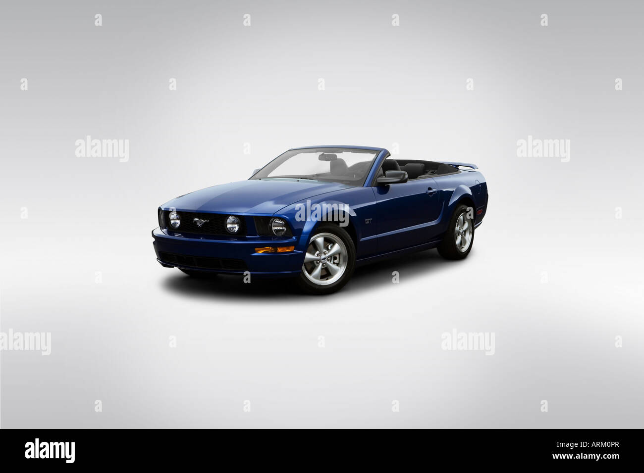 2008 Ford Mustang GT Premium blau - Winkel-Vorderansicht Stockfoto