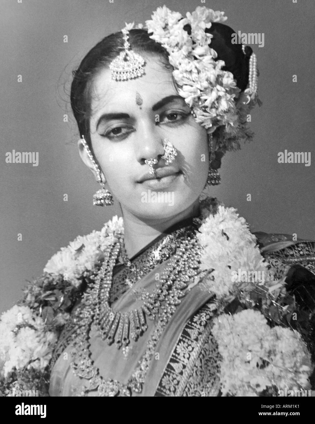 Alte vintage 1940er Inder Frau mit Girlande gekleidet für Tanz Indien Stockfoto