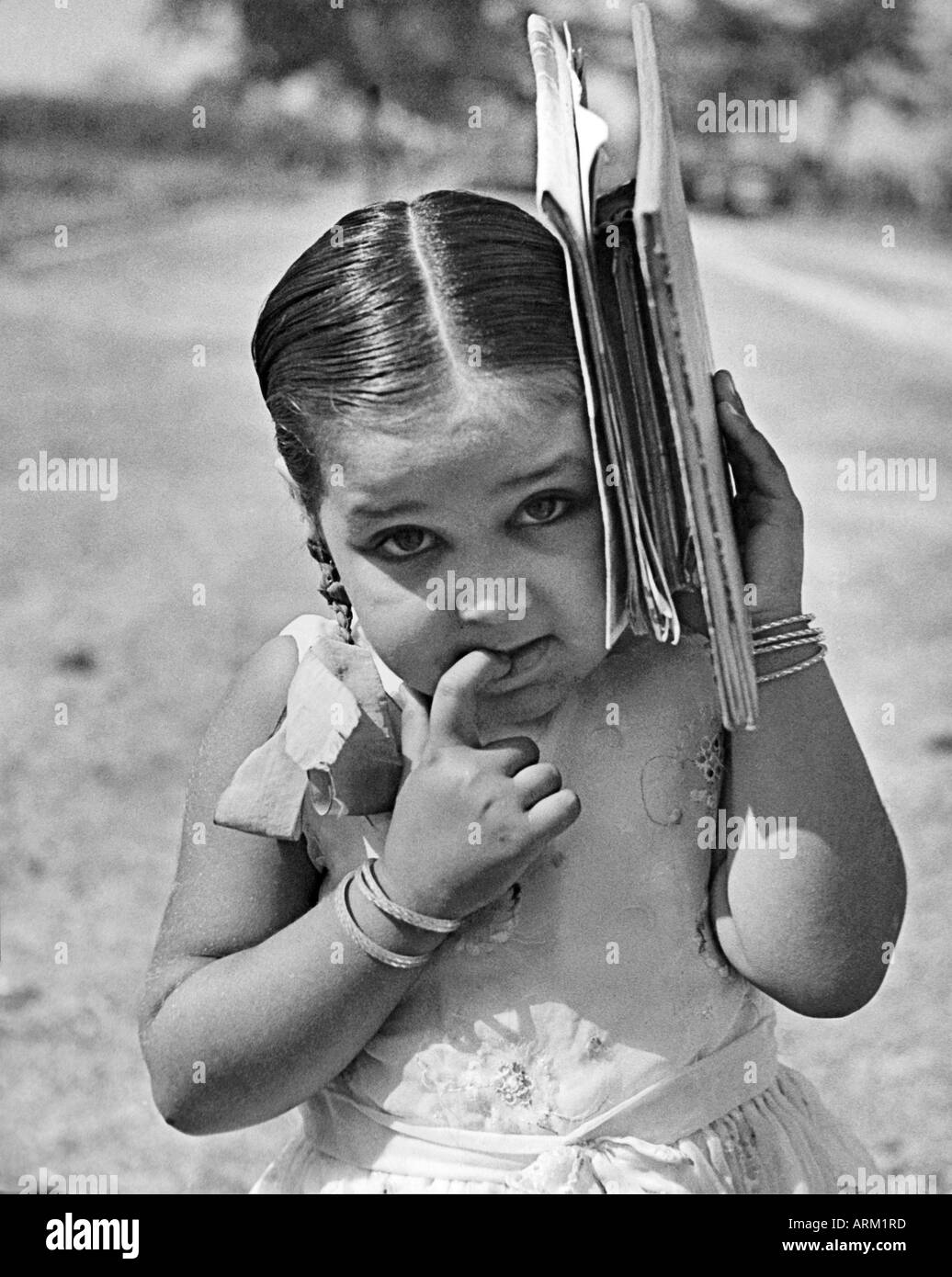 VRB101436 Portrait des indischen Mädchen tragen Bücher Indien 1940 s Schule Stockfoto