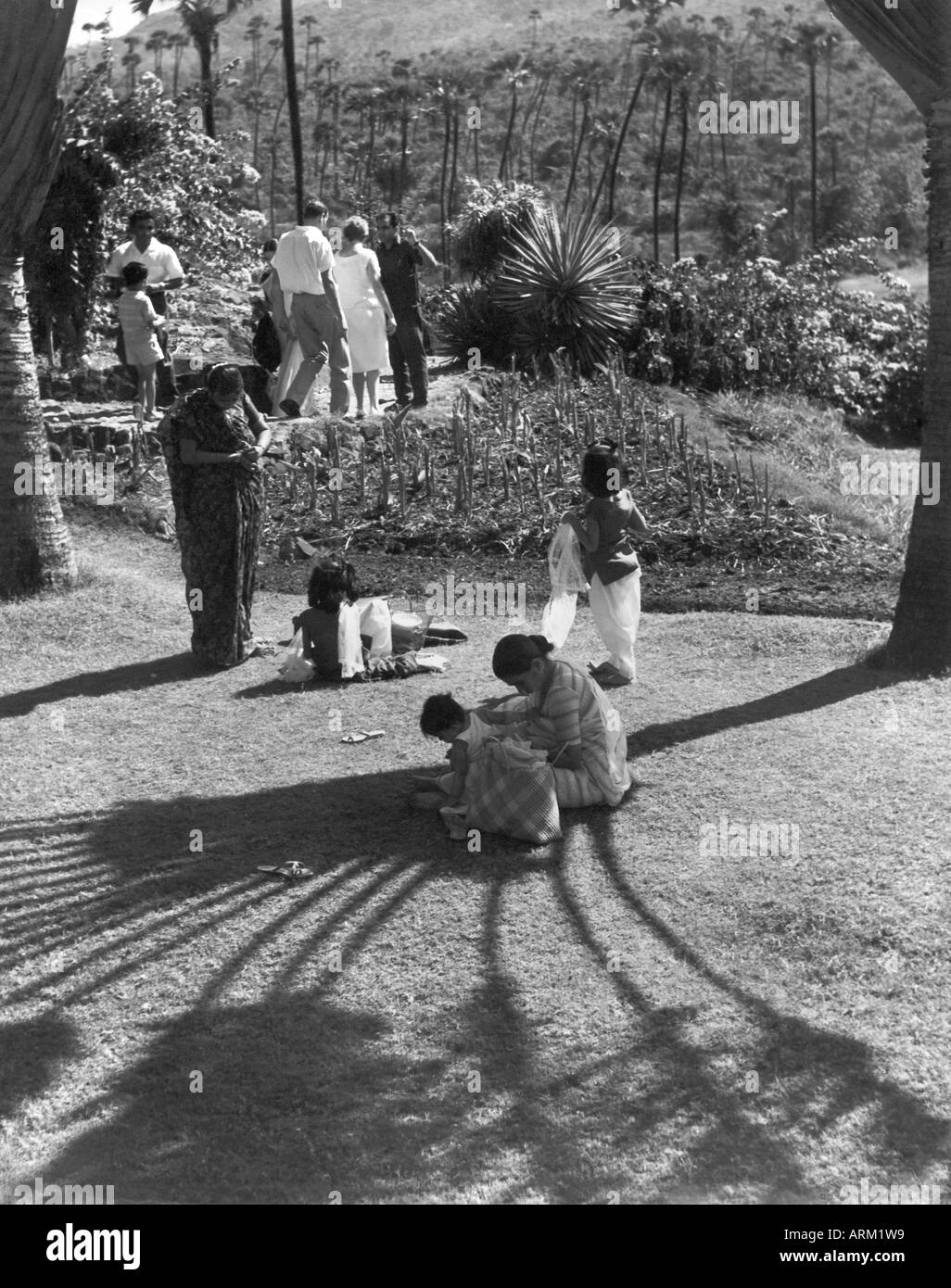 VRB101448 Menschen in einem Park Bombay Mumbai Maharashtra Indien 1940er Jahre Stockfoto