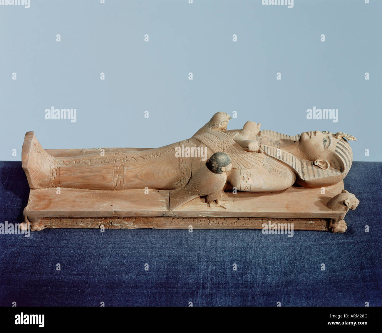Bild der Mumie des Königs auf seiner Beerdigung Bett, flankiert von zwei Seelen des Königs, aus dem Grab des Pharao Tutanchamun Stockfoto