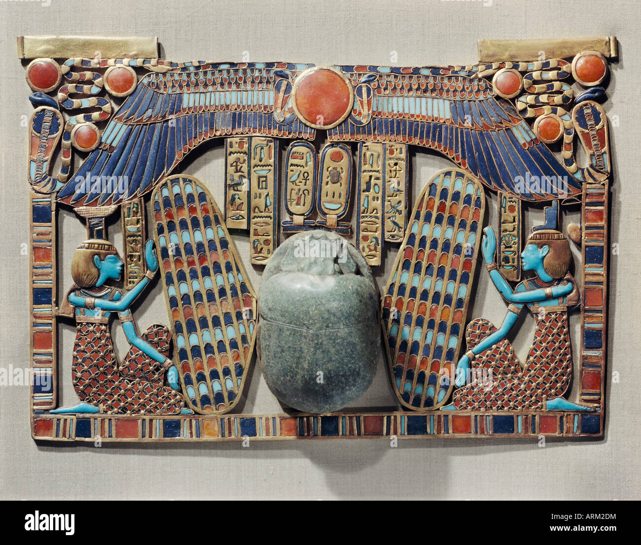 Brust verziert mit geflügelten Skarabäus, geschützt durch die Göttinnen Isis und Nephthys, hergestellt aus gold Cloisonne mit Glas-paste Stockfoto