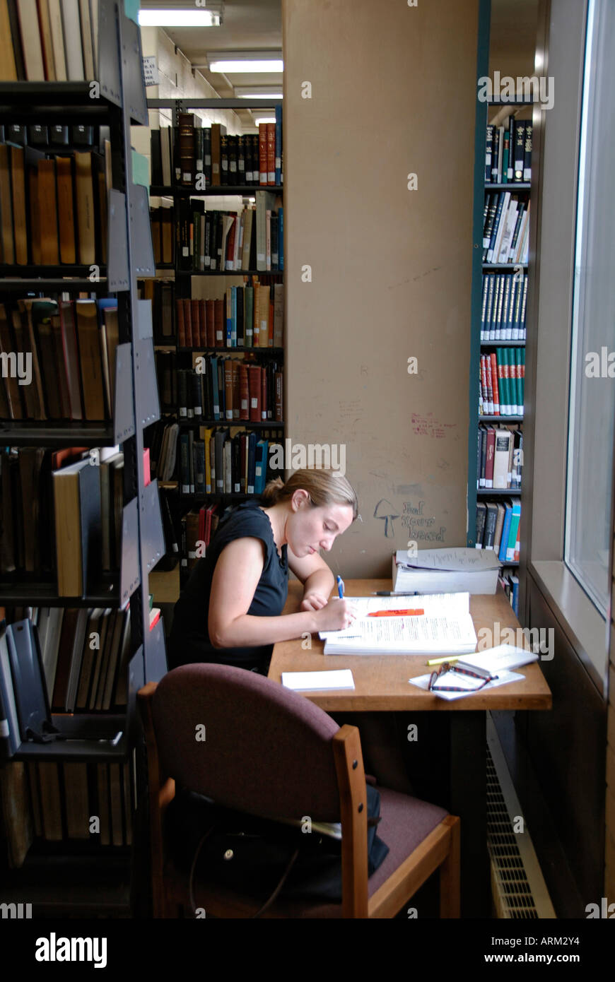 Weibliche Jura-Student Studium in der Bibliothek auf dem Campus der University of Notre Dame in South Bend, Indiana IN Stockfoto