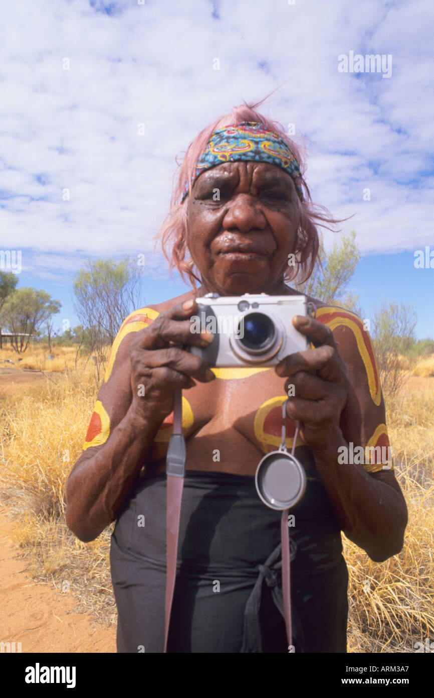 Seltenes Foto der Aborigines Großmutter in Farbe mit Kamera im Outback Australien Stockfoto