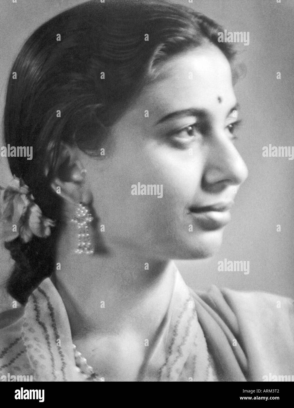 VRB101308 indische Frau in Saree Bindi Ohr Ring Porträt in Studio Kulri Mussorie Uttar Pradesh, Indien 1940er Jahre Stockfoto