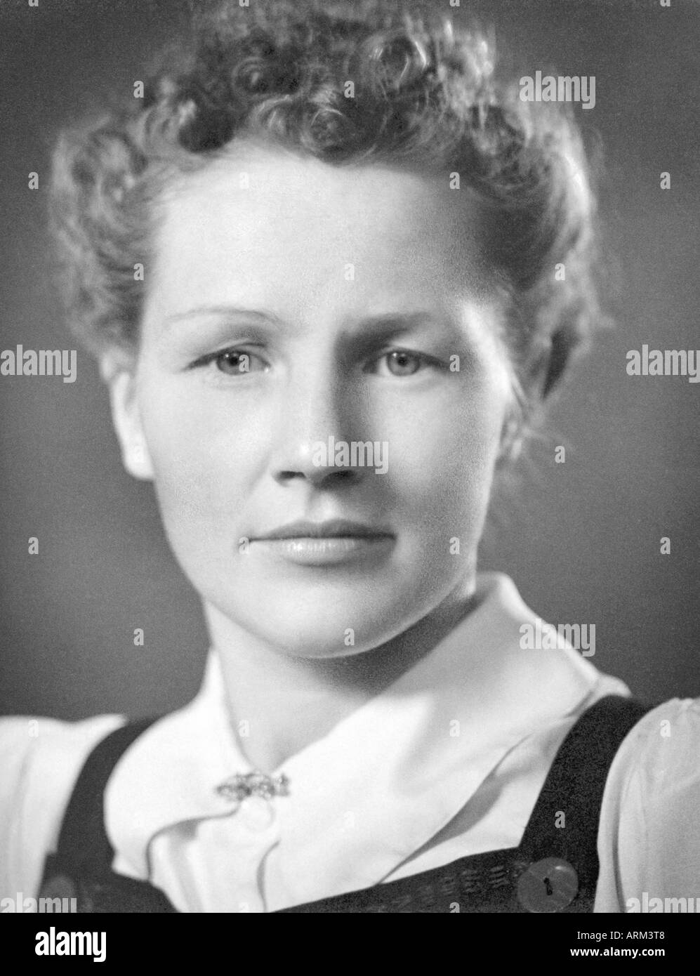 VRB101311 britische Frauen Blick auf Kamera-Porträt in Studio Kulri Mussorie Uttar Pradesh, Indien 1940er Jahre Stockfoto