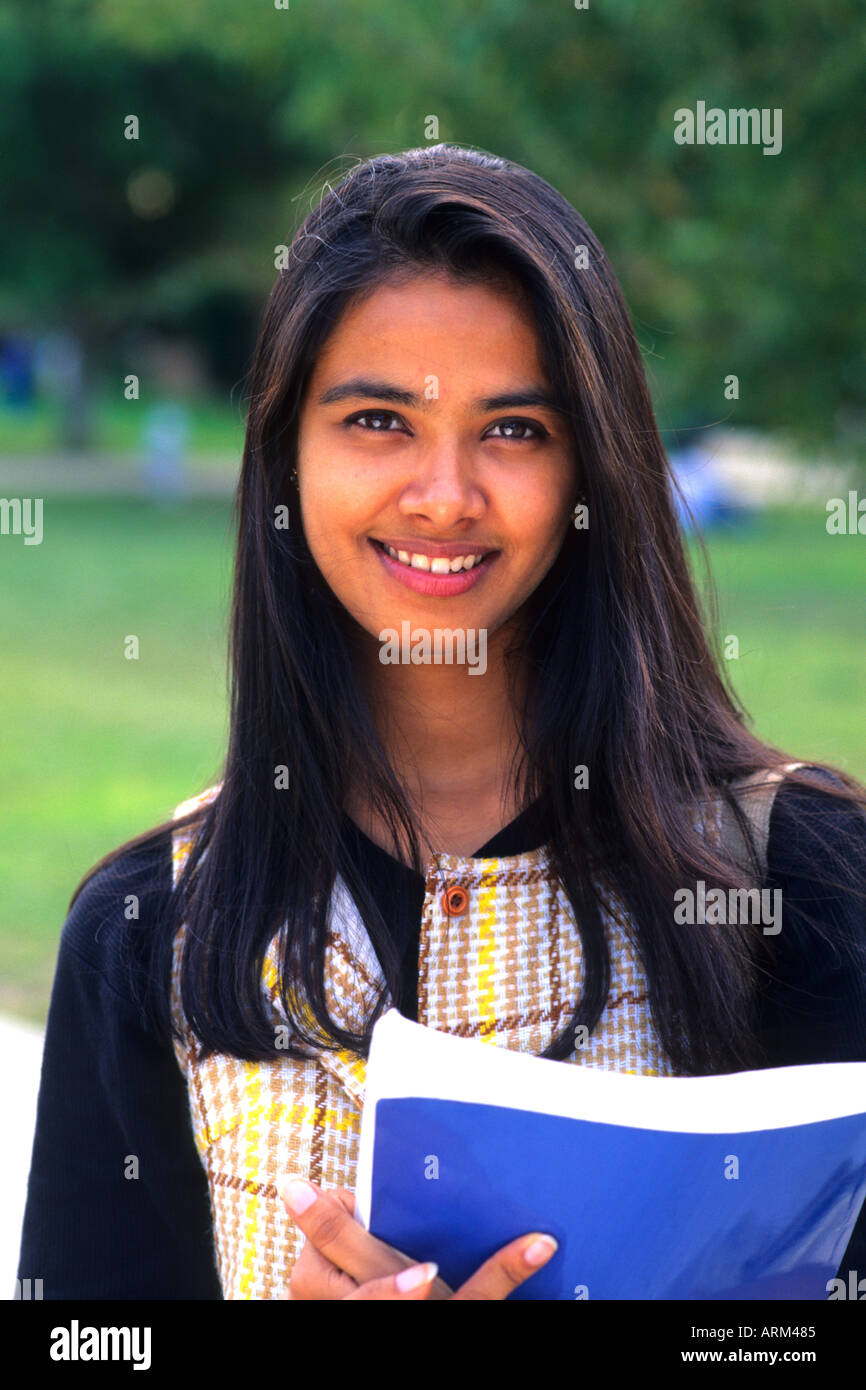 Porträt der schönen Indian College-Studenten auf dem Campus Stockfoto