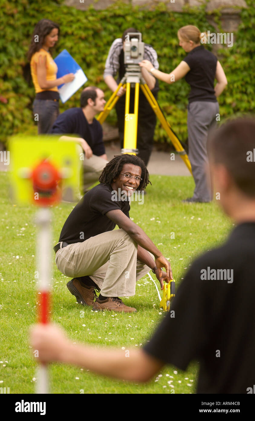 ENVIRONMENTAL SCIENCE STUDENTEN MIT GPS-TECHNOLOGIE AN DER UNIVERSITÄT VON GLOUCESTERSHIRE CHELTENHAM UK Stockfoto