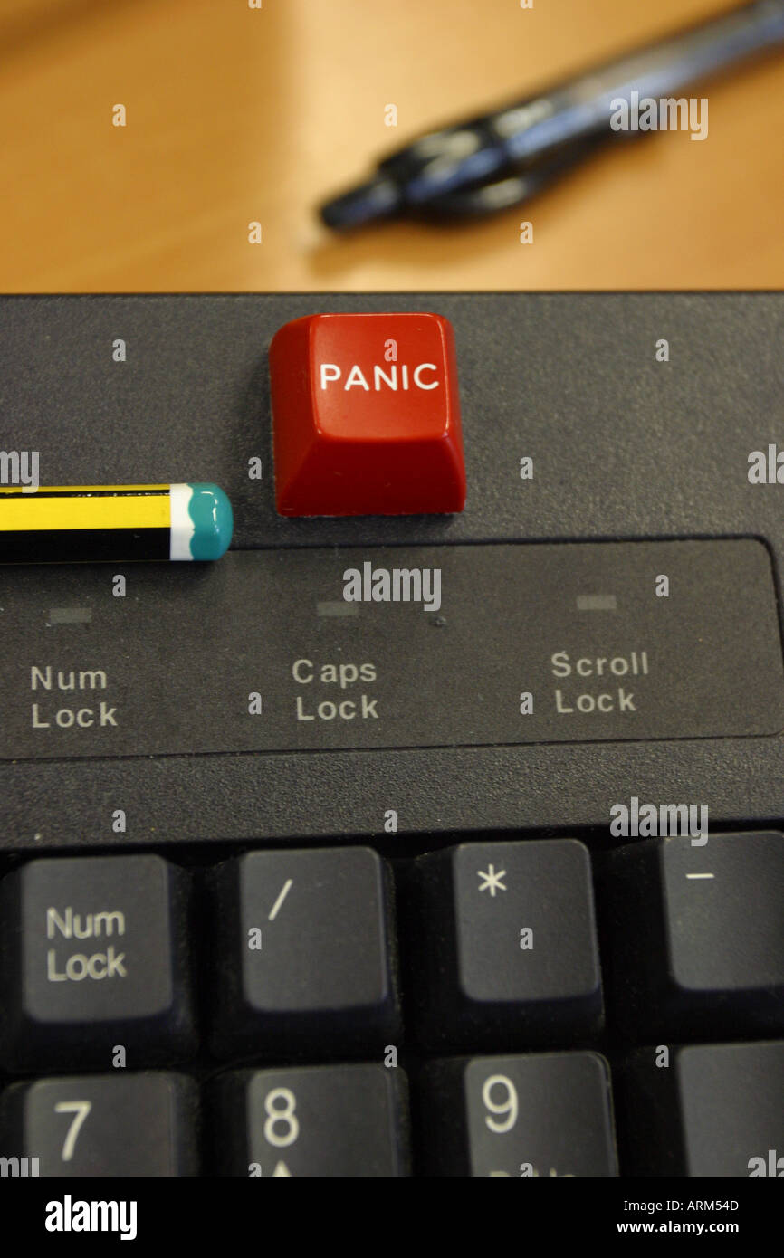 Panik-Taste auf der Computertastatur mit Büro Feder und Bleistift auf desktop Stockfoto