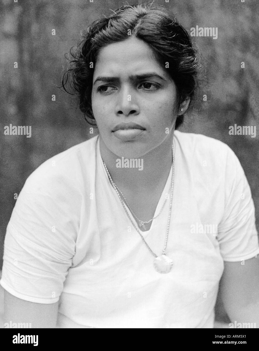 Alte vintage indische Frau in weißem Kleid Porträt im Studio Kerala Indien 1940s Stockfoto