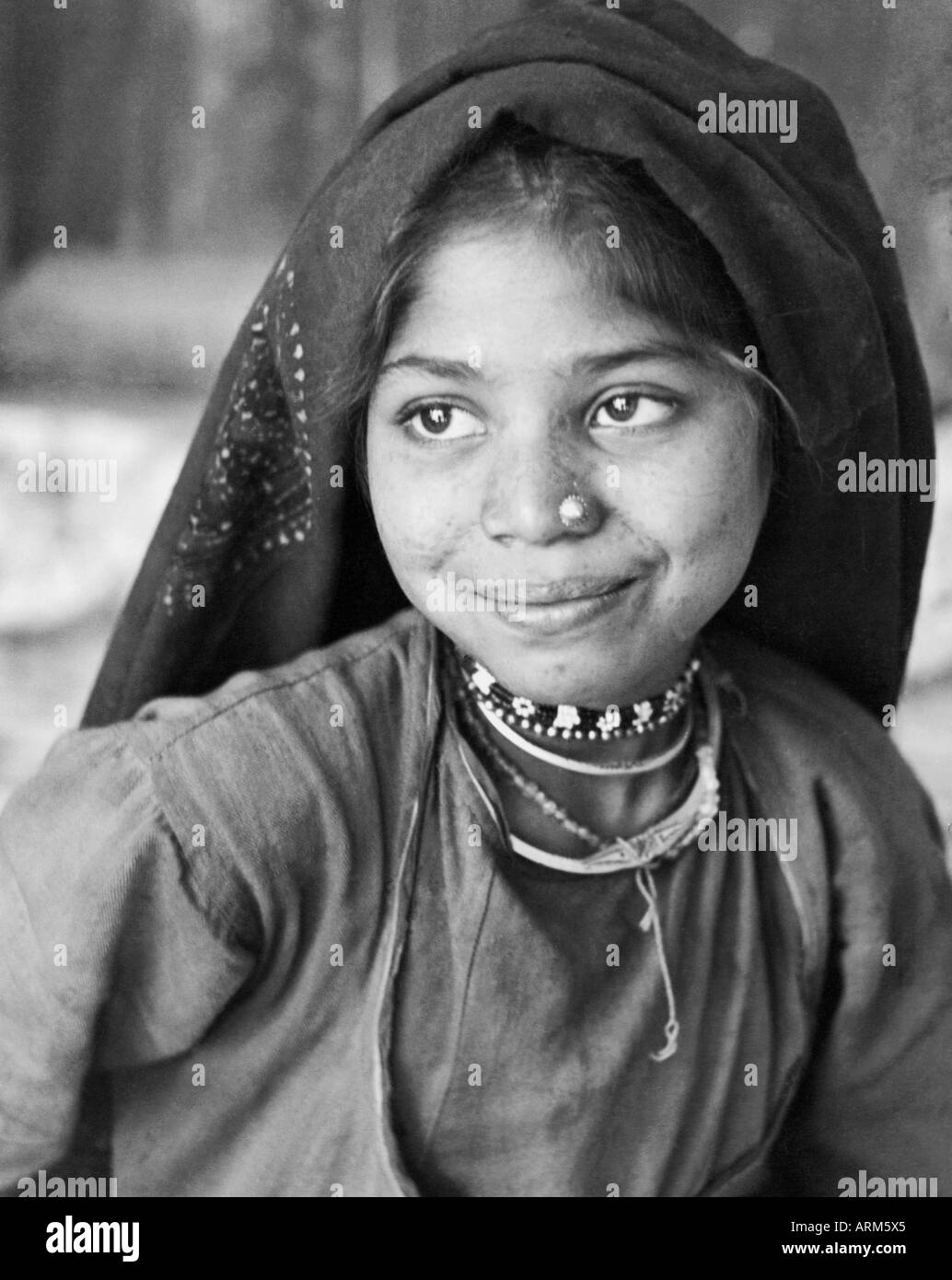 Altes vintage indisches Mädchen in traditionellem Kleid, Kopf bedeckt, Halskette, Saurashtra Gujarat Indien 1940s Stockfoto