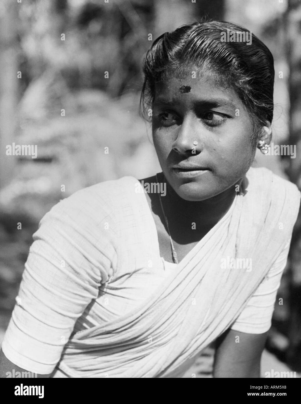 VRB101248 indische Frau im Sari und Bluse Maharashtra Indien 1940 s  Stockfotografie - Alamy