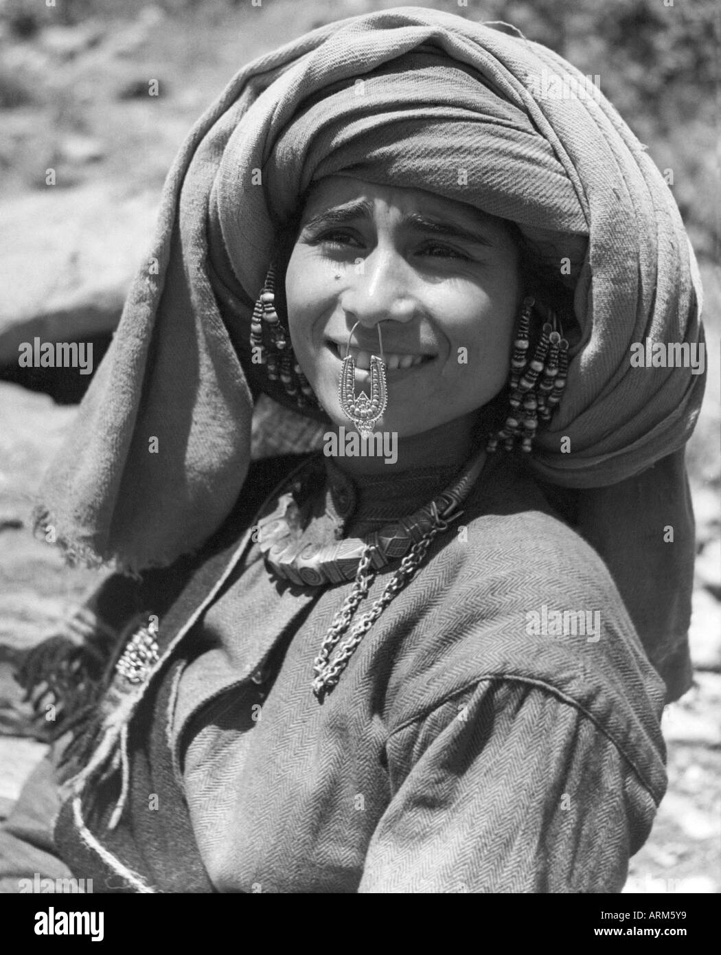 Alte vintage 1940er Indische Frau in traditioneller Kleidung Kopf bedeckt und nosering Gharwal Uttaranchal Indien 1940er Jahre Stockfoto