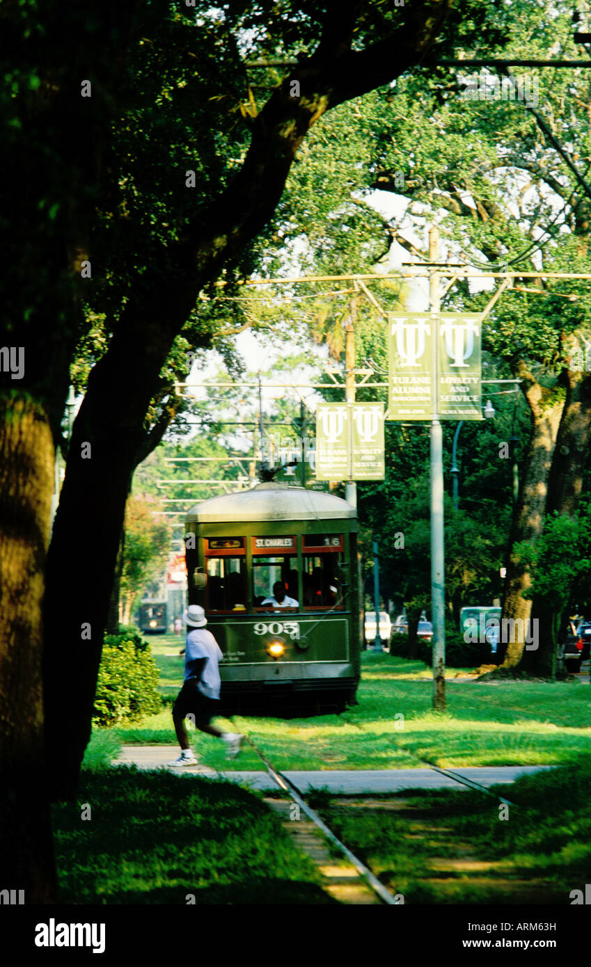 Mann läuft zur Straßenbahn in New Orleans Louisiana Usa fangen Stockfoto