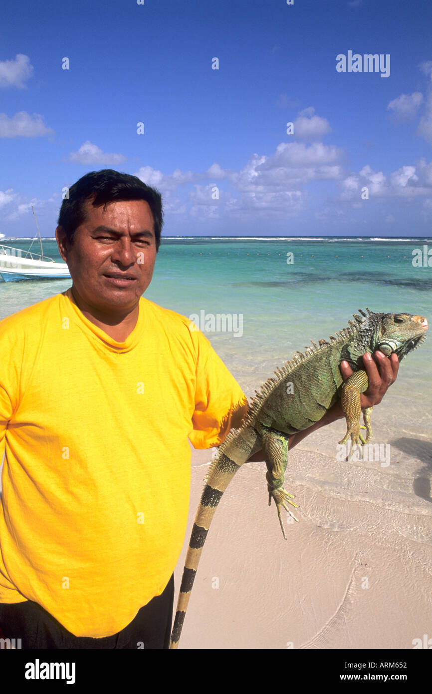 Bunte Native mit einem Leguan in Cozumel Mexiko auf der Halbinsel Yucatan Stockfoto