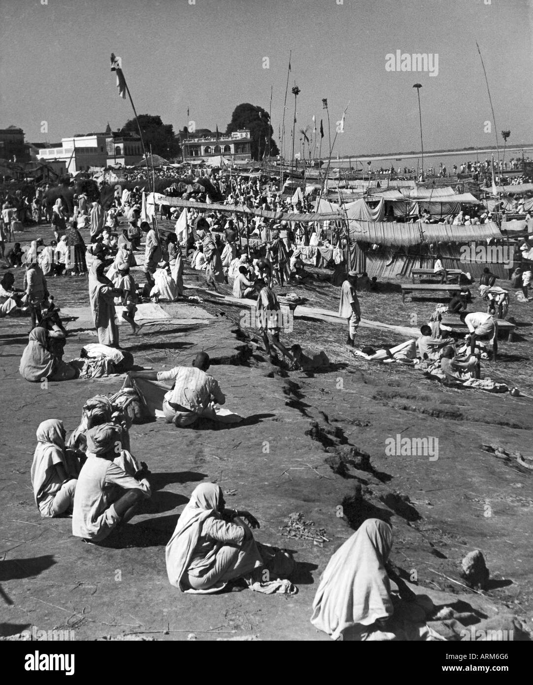 Alte Jahrgang 1940er Foto von indischen Menschen sitzen in Sommerhitze mit Kopf bedeckt, Banaras, Varanasi, Uttar Pradesh, Indien Stockfoto
