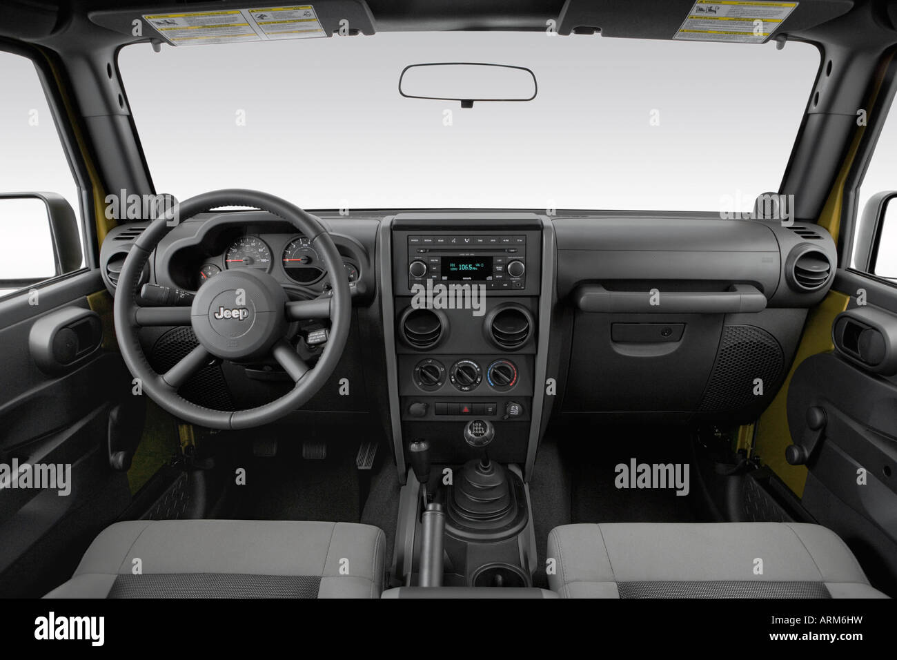 2008 Jeep Wrangler Unlimited X grün - Armaturenbrett, Mittelkonsole,  Getriebe Schalthebel Ansicht Stockfotografie - Alamy