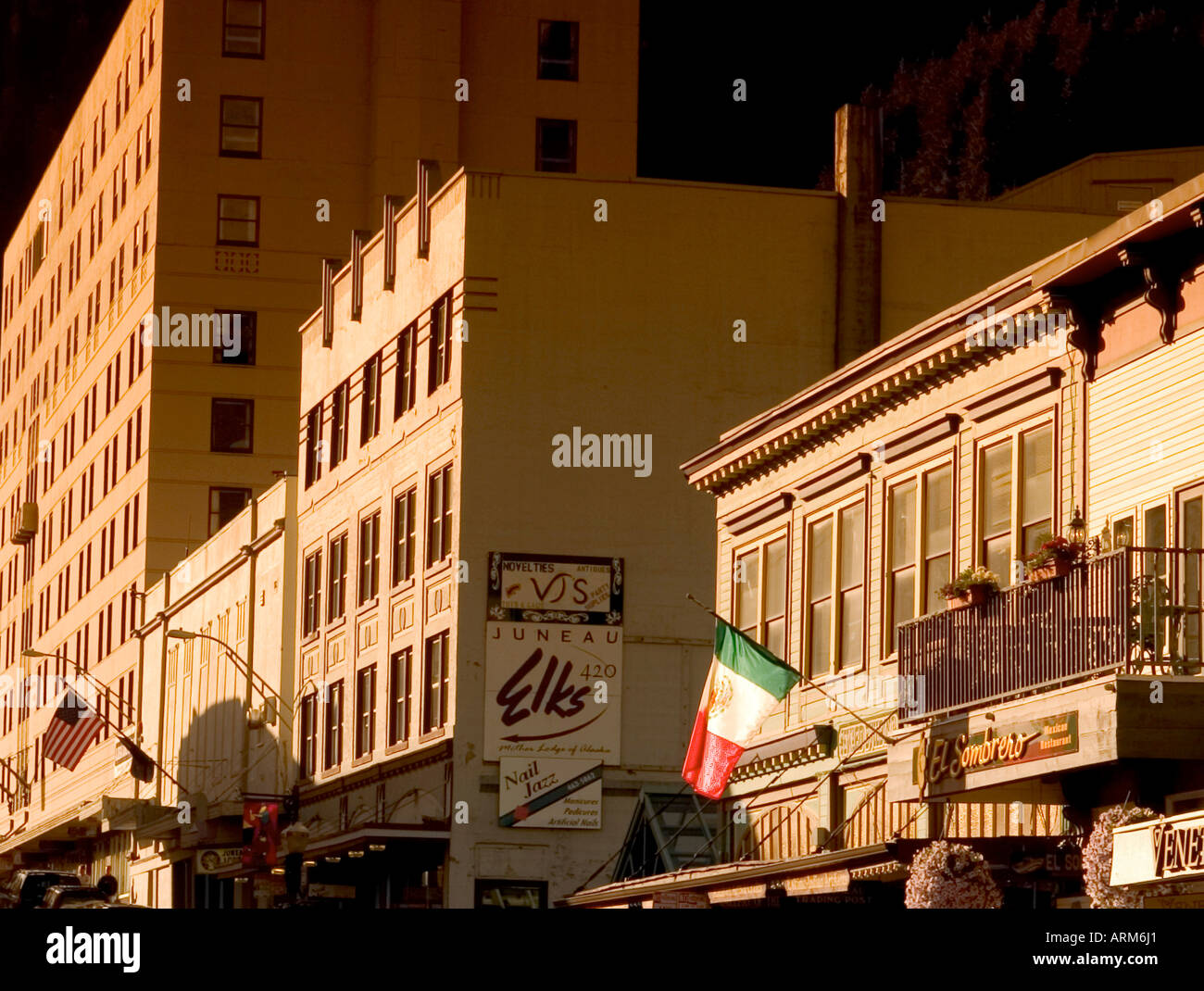 DHP101219 Sonnenuntergang über die Straßen der Stadt Juneau Alaska USA Stockfoto