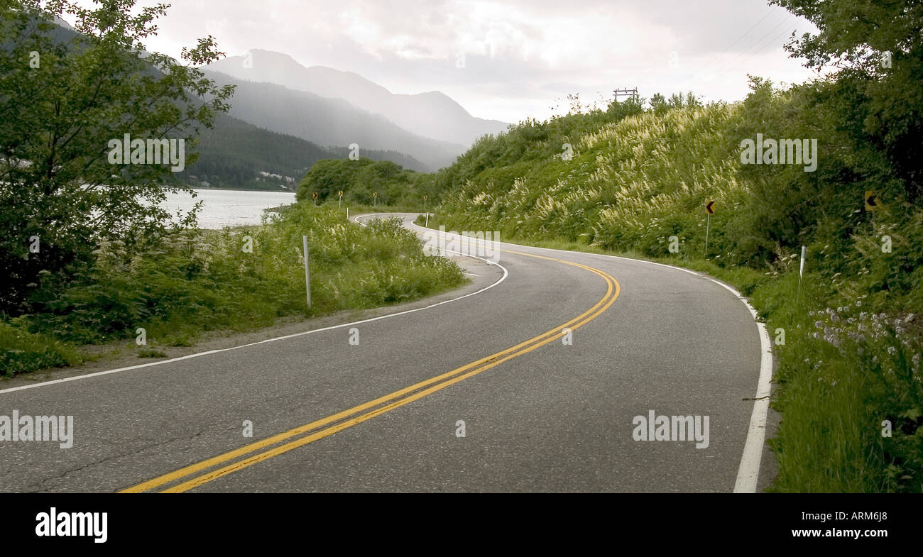 DHP101226 The smooth curves showing white and yellow lines on road of Juneau Alaska USA Stockfoto