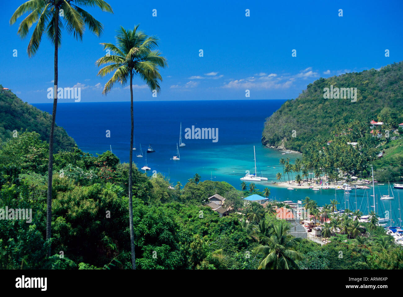 Erhöhten Blick über Marigot Bay, Insel von St. Lucia, Windward-Inseln, West Indies, Karibik, Mittelamerika Stockfoto Erhöhten Blick über Marigot Bay, Insel von St. Lucia, Windward-Inseln, West Indies, Karibik, Mittelamerika Stockfoto