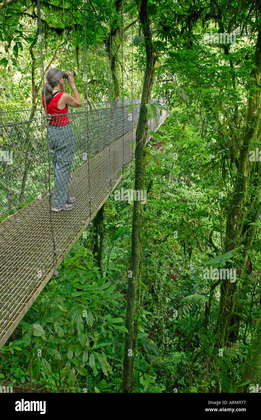 Ein Besucher auf einer Hängebrücke am Arenal Hanging Bridges Trail Arenal Costa Rica Stockfoto