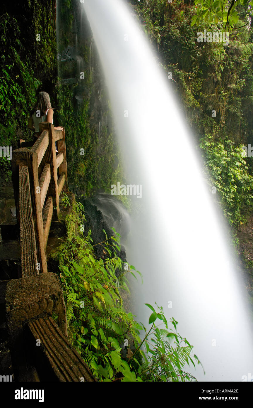 Ein Besucher auf den Spuren entlang des Flusses La Paz stoppt in den Genuss der Magia Blanca Herbst Costa Rica Stockfoto