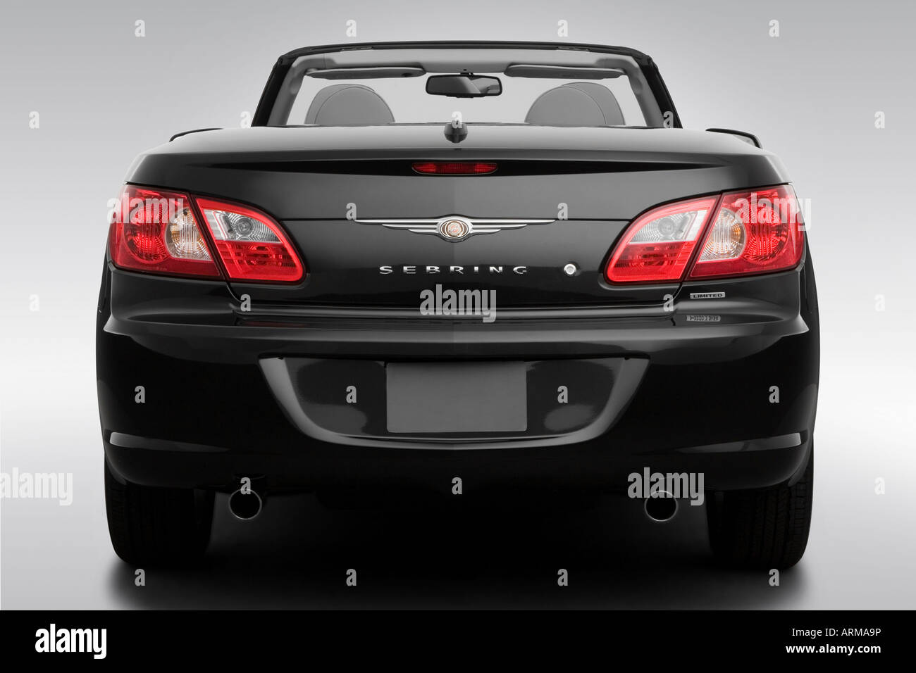 2008 Chrysler Sebring Limited in schwarz - Low/Wide hinten Stockfoto
