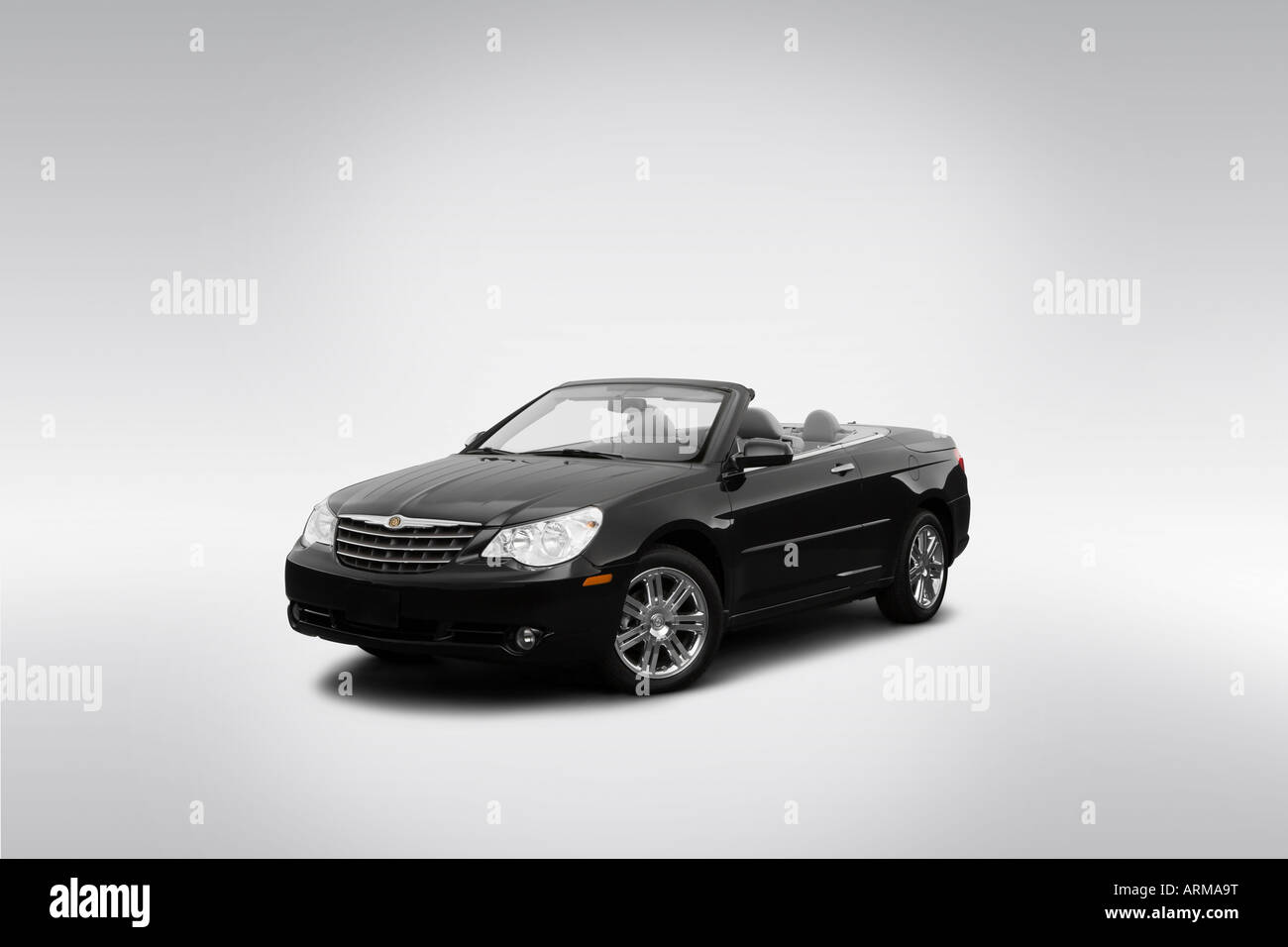 2008 Chrysler Sebring Limited in schwarz - Winkel-Vorderansicht Stockfoto