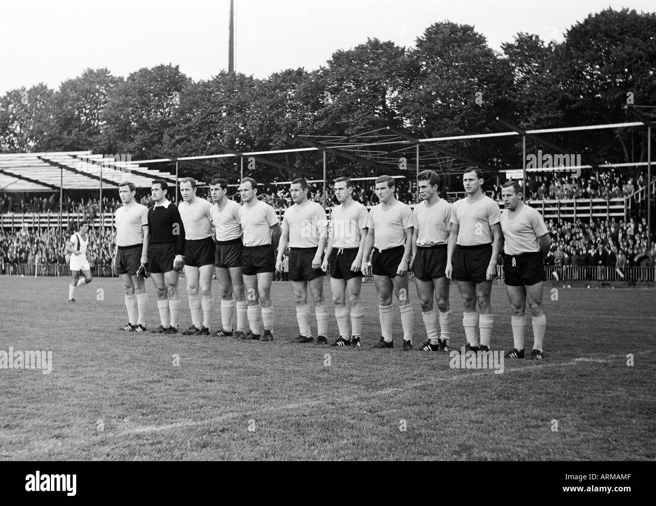 Fußball, freundliche Spiel, 1965, Stadion Rote Erde in Dortmund, Borussia Dortmund gegen Roter Stern Belgrad 4:1, Team Foto geschossen des Dortmunder Teams, v.l.n.r.: Alfred Schmidt, Hans Tilkowski, Wolfgang Paul, Lothar Emmerich, Wilhelm Sturm, Harald Bey Stockfoto