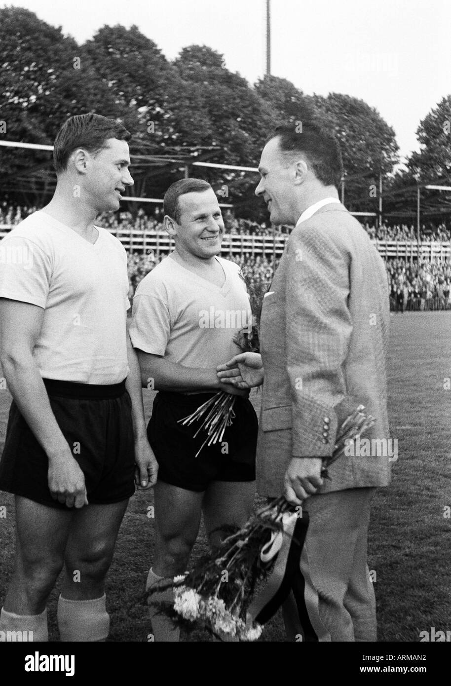 Fußball, freundliche Spiel, 1965, Stadion Rote Erde in Dortmund, Borussia Dortmund gegen Roter Stern Belgrad 4:1, geehrt Fußballspieler von Borussia Dortmund, Gerhard Cyliax (links) und Dieter Kurrat (Mitte), Heinz Peter Hillefeld (rechts) eine Brötchen präsentiert Stockfoto