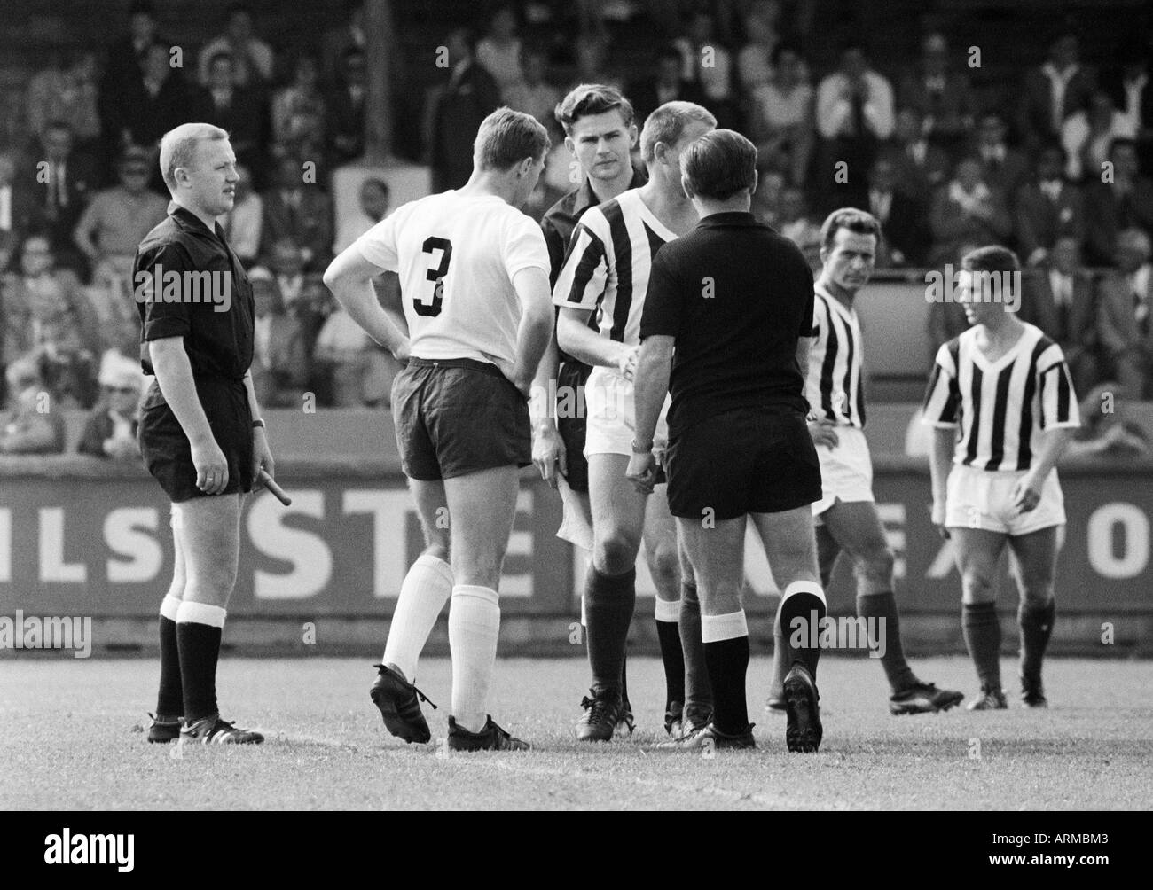 Fußball, Regionalliga West, 1966/1967, Stadion bin Uhlenkrug in Essen, ETB Schwarz Weiss Essen vs. Eintracht Duisburg 2:0, Schauplatz des Spiels, v.l.n.r.: ein Schiedsrichter-Assistent, ein Duisburg-Spieler, ein Schiedsrichter-Assistent, Karlheinz Mozin (ETB) abgedeckt, Schiedsrichter Stockfoto