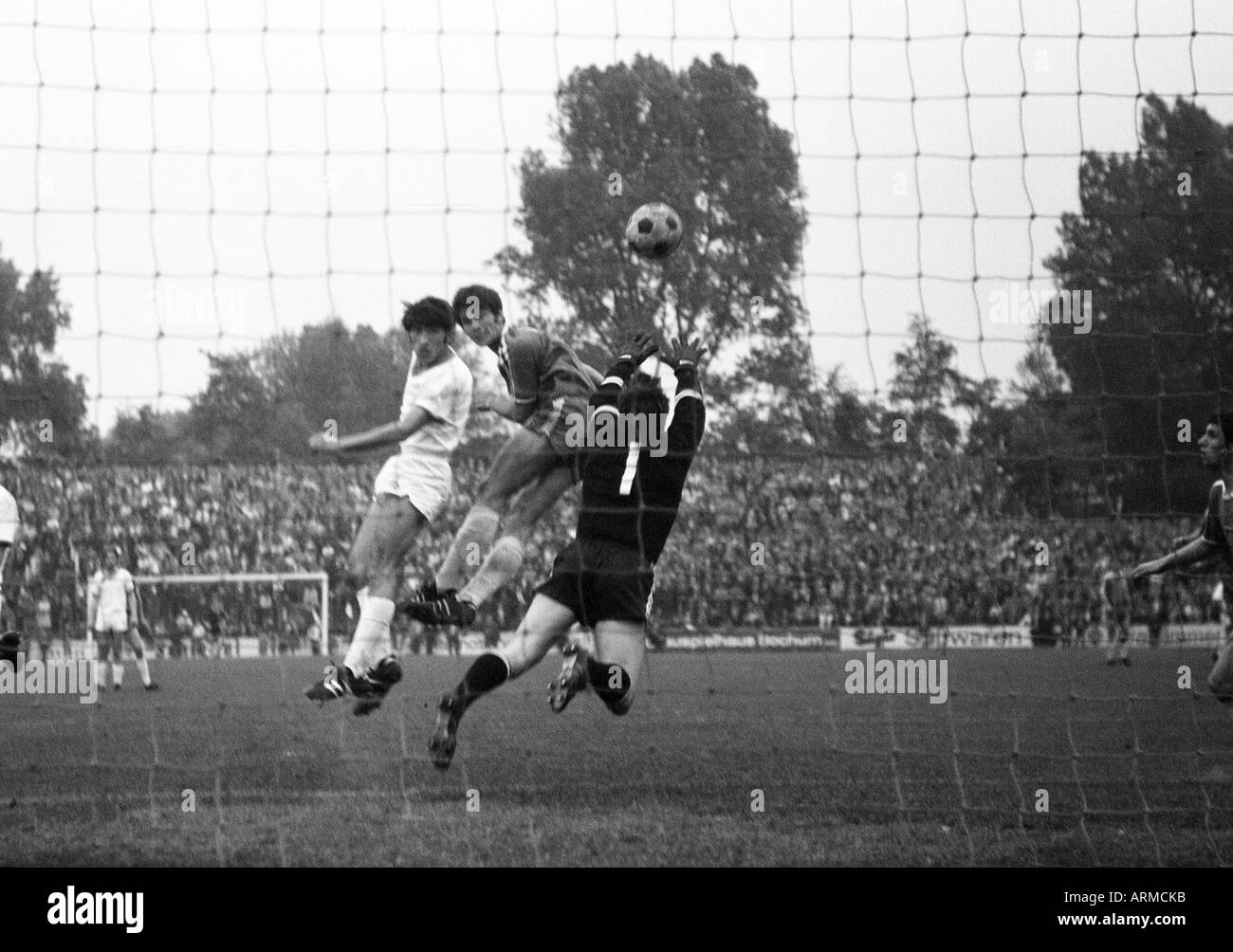 Fußball, Regionalliga 1969/1970, Förderung entsprechen zu Bundesliga 1970/1971, VfL Bochum gegen FK Pirmasens 3:1, Stadion der Castroper Straße in Bochum, Szene des Spiels, v.l.n.r. Robert Jung (Pirmasens), Hans Walitza (Bochum), Torhüter Peter Jann) Stockfoto