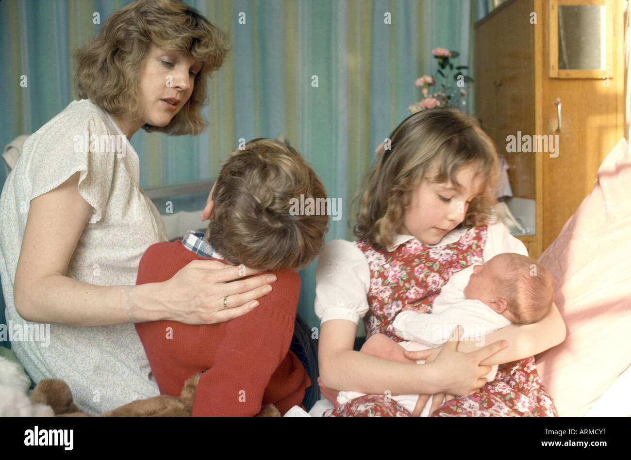 Geschwister Die Mutter Und Neugeborene Schwester Im Krankenhaus Besuchen Stockfotografie Alamy