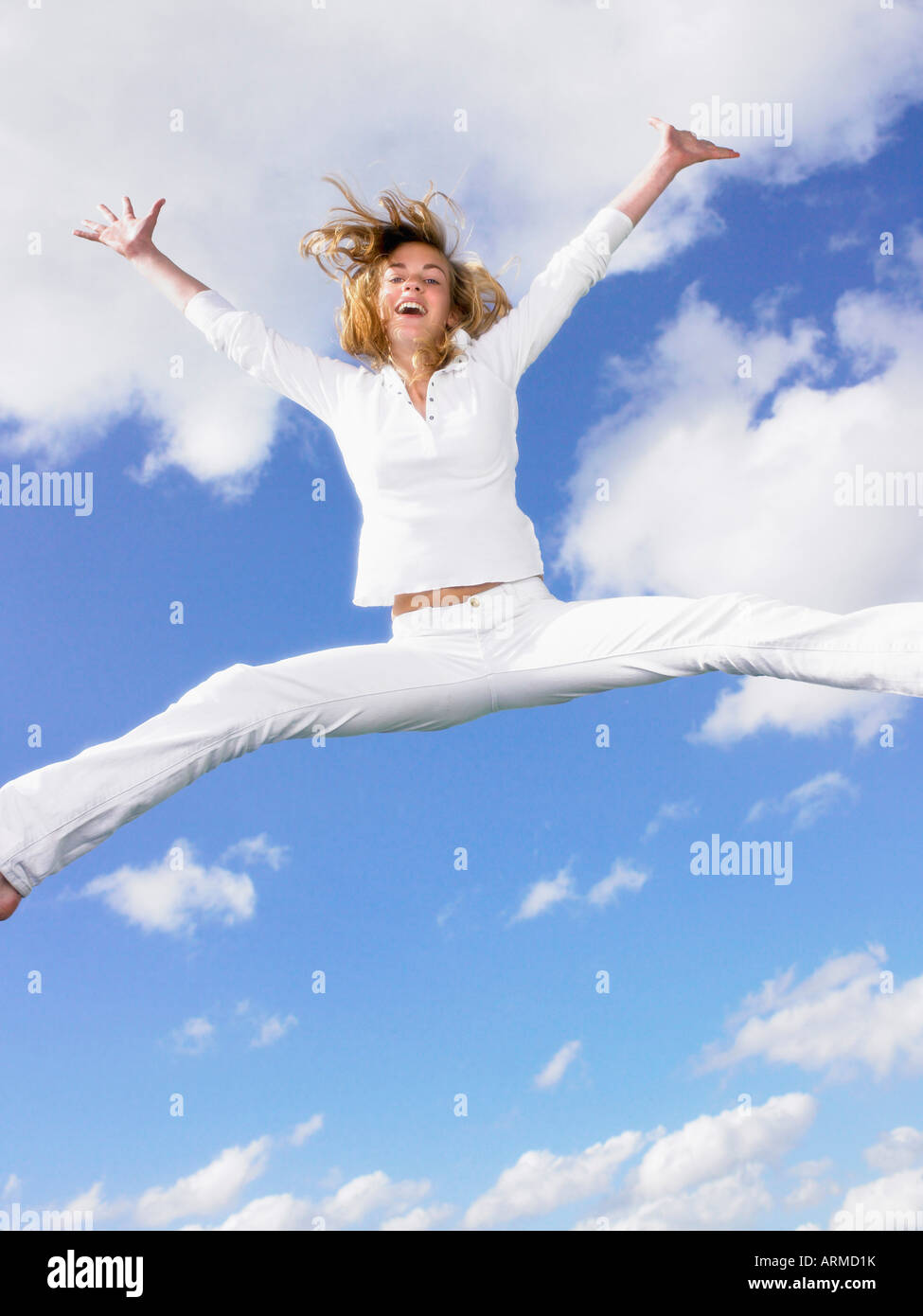Mädchen in die Luft springen Stockfoto