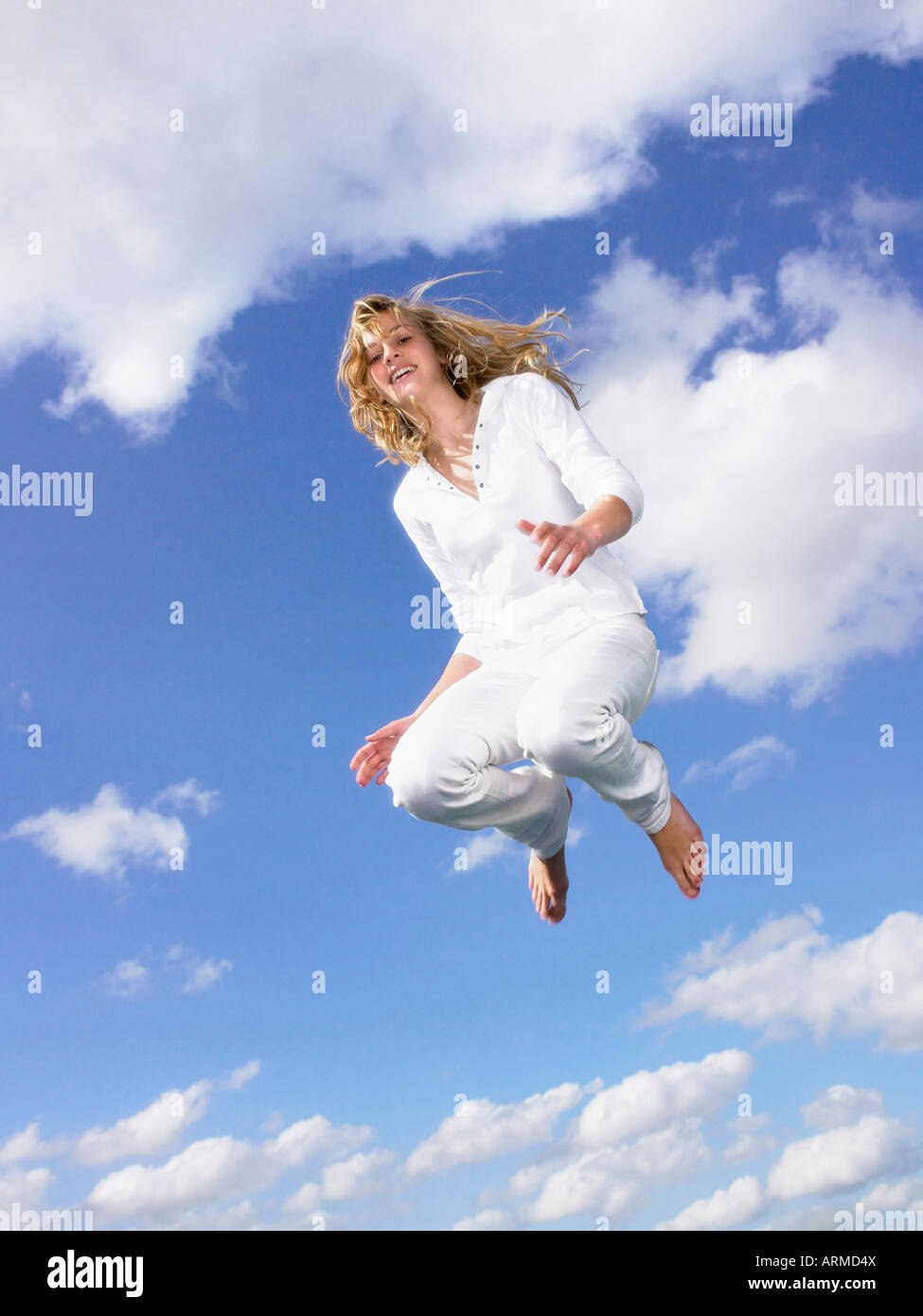 Mädchen in die Luft springen Stockfoto