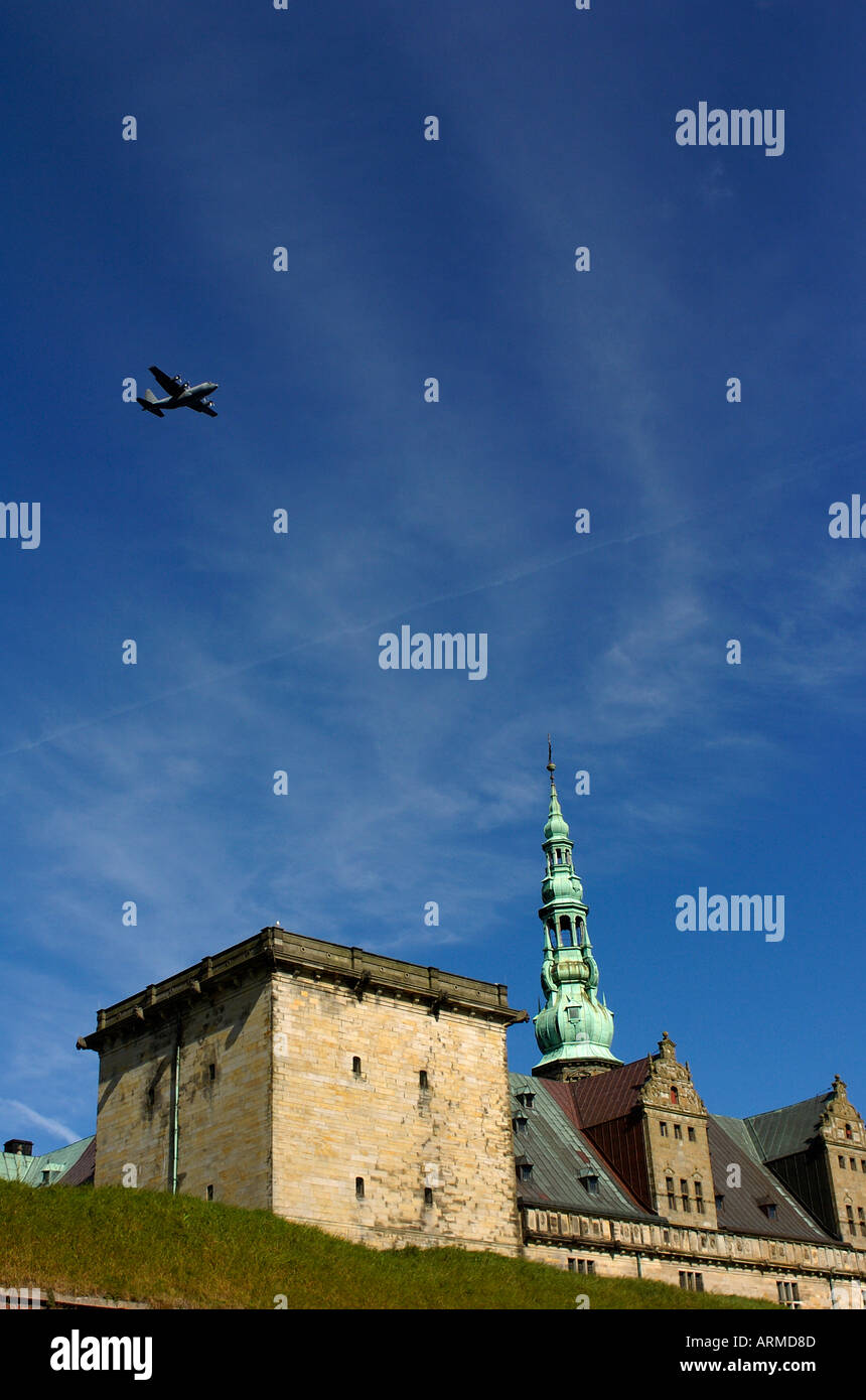 Flugzeug über Schloss Kronborg Helsingør Dänemark Stockfoto