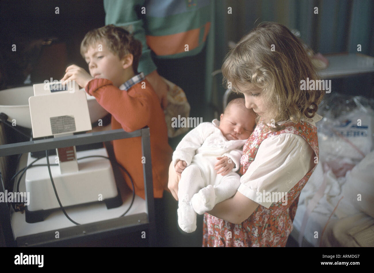 Geschwister Die Mutter Und Neugeborene Schwester Im Krankenhaus Besuchen Stockfotografie Alamy