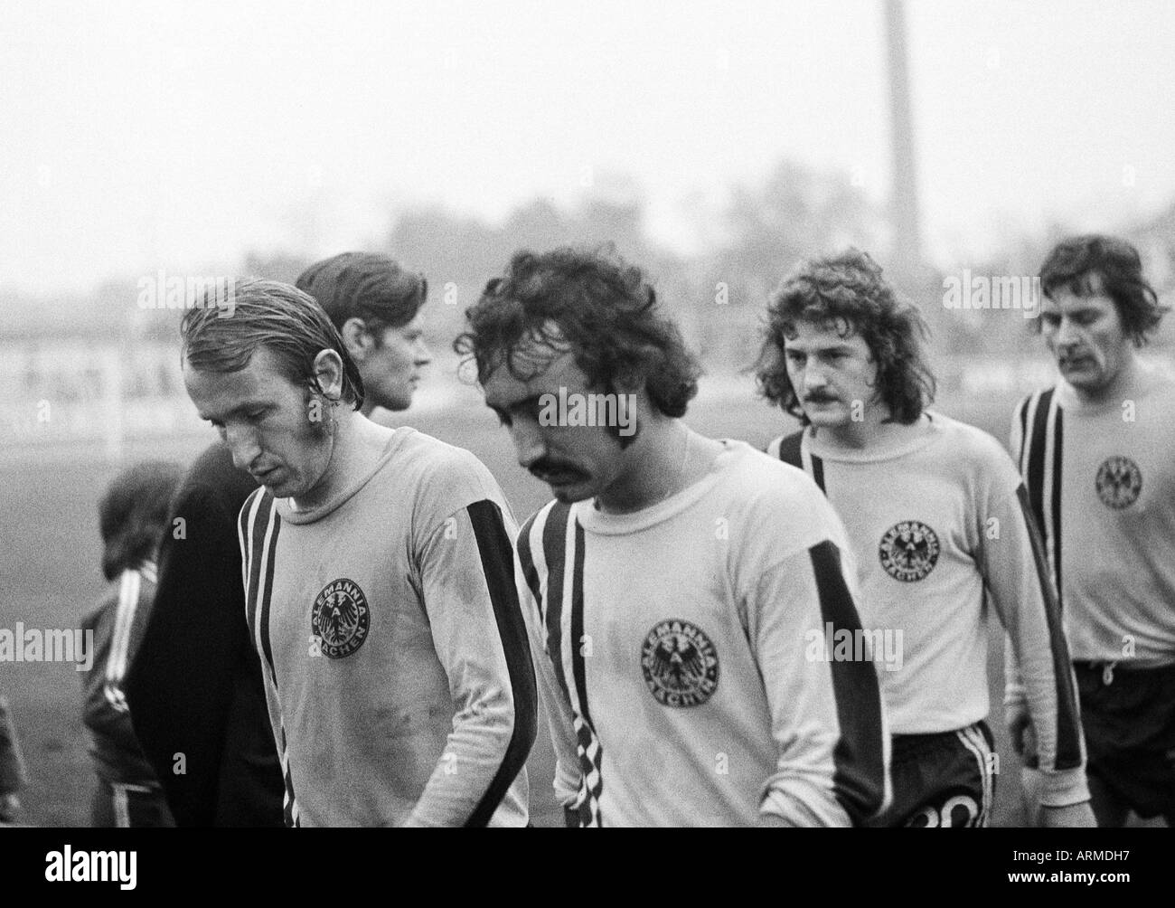 Fußball, Regionalliga West, 1973/1974, Niederrhein-Stadion in Oberhausen, Rot-Weiss Oberhausen vs. Alemannia Aachen 3:2, Fußball Spieler verlassen das Spielfeld, v.l.n.r.: Christoph Walter (Aachen), Joaquin Montanes (Aachen), Werner Adamczak (Aachen) Stockfoto