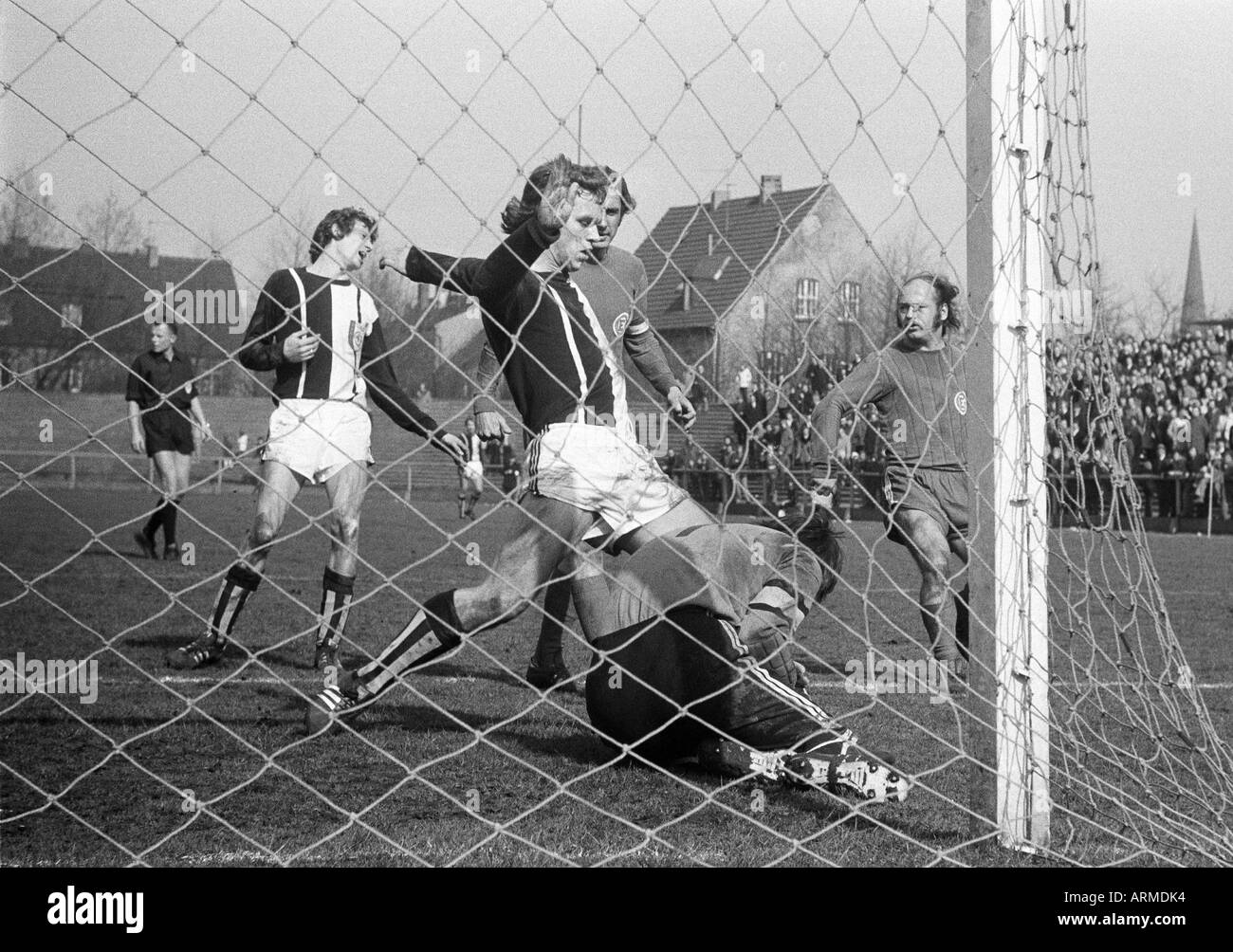 Fußball, Regionalliga West, 1973/1974, Eintracht Gelsenkirchen im Vergleich zu 1. FC Mülheim 4:2, verklagt Stadion Gelsenkirchen, Szene des Spiels, v.l.n.r.: Schiedsrichter Horst Bonacker aus Quadrath-Ichendorf (Bergheim), Heiner Pottgiesser (Mülheim), Holger Osieck (Mu Stockfoto