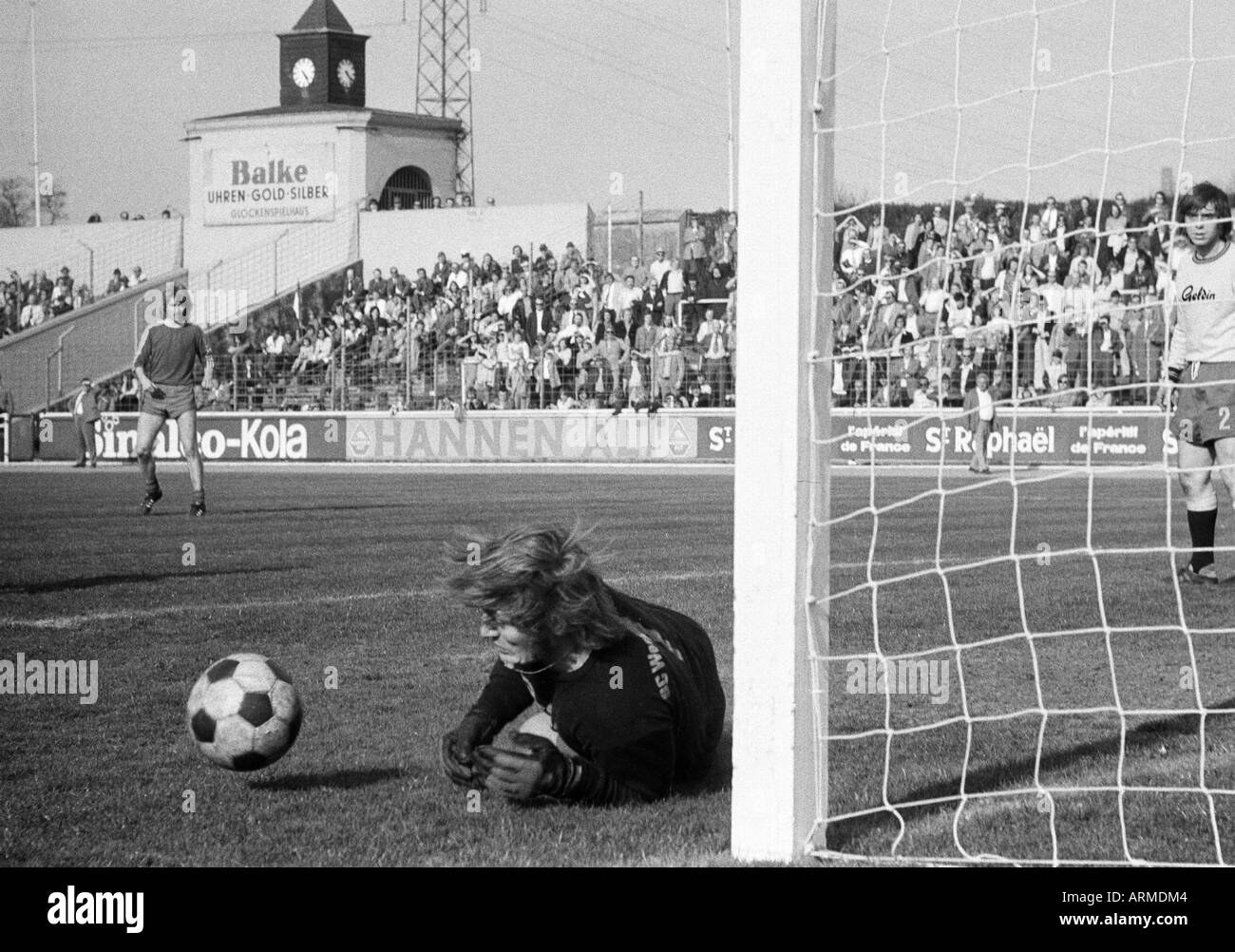 Fußball, Regionalliga West, 1973/1974, Niederrhein-Stadion in Oberhausen,  Rot-Weiss Oberhausen vs. Westfalia Herne 5:0, Szene des Spiels, Speichern  von Keeper Bernhard Hartmann (Herne), links hinter Werner Greth (RWO),  rechts einen Herne-Spieler ...