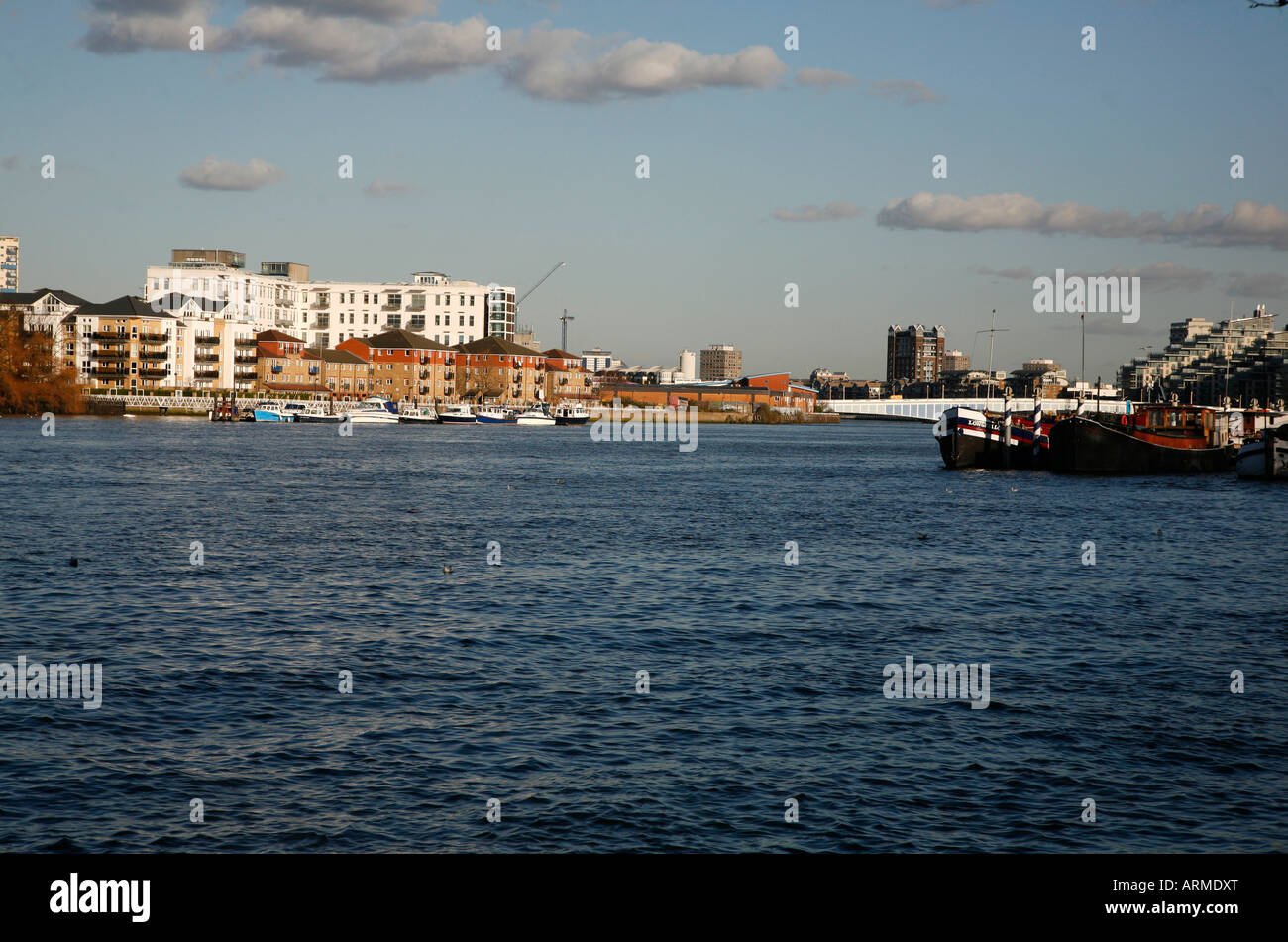 Blick entlang der Themse vom Prospect Quay in Wandsworth in Richtung Hurlingham Wharf in Fulham, London Stockfoto
