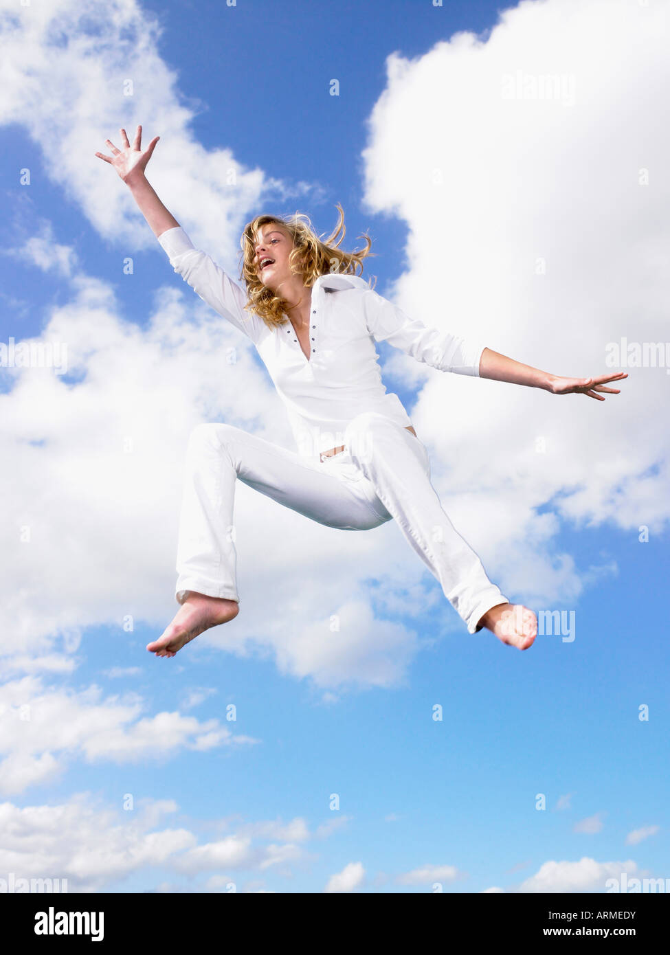 Mädchen in die Luft springen Stockfoto