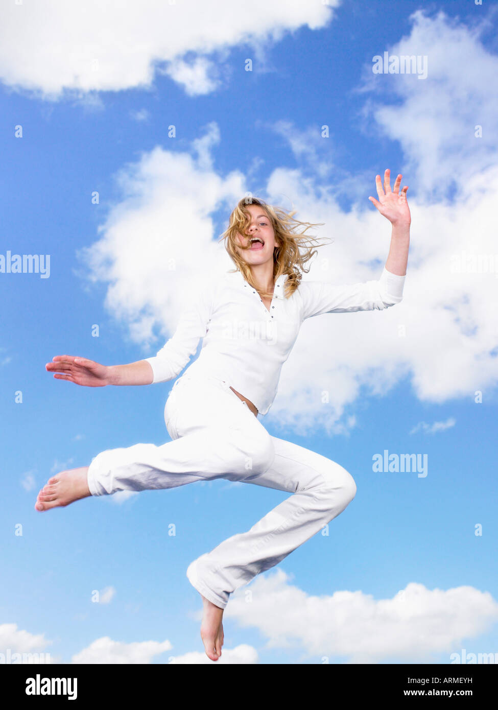 Mädchen in die Luft springen Stockfoto