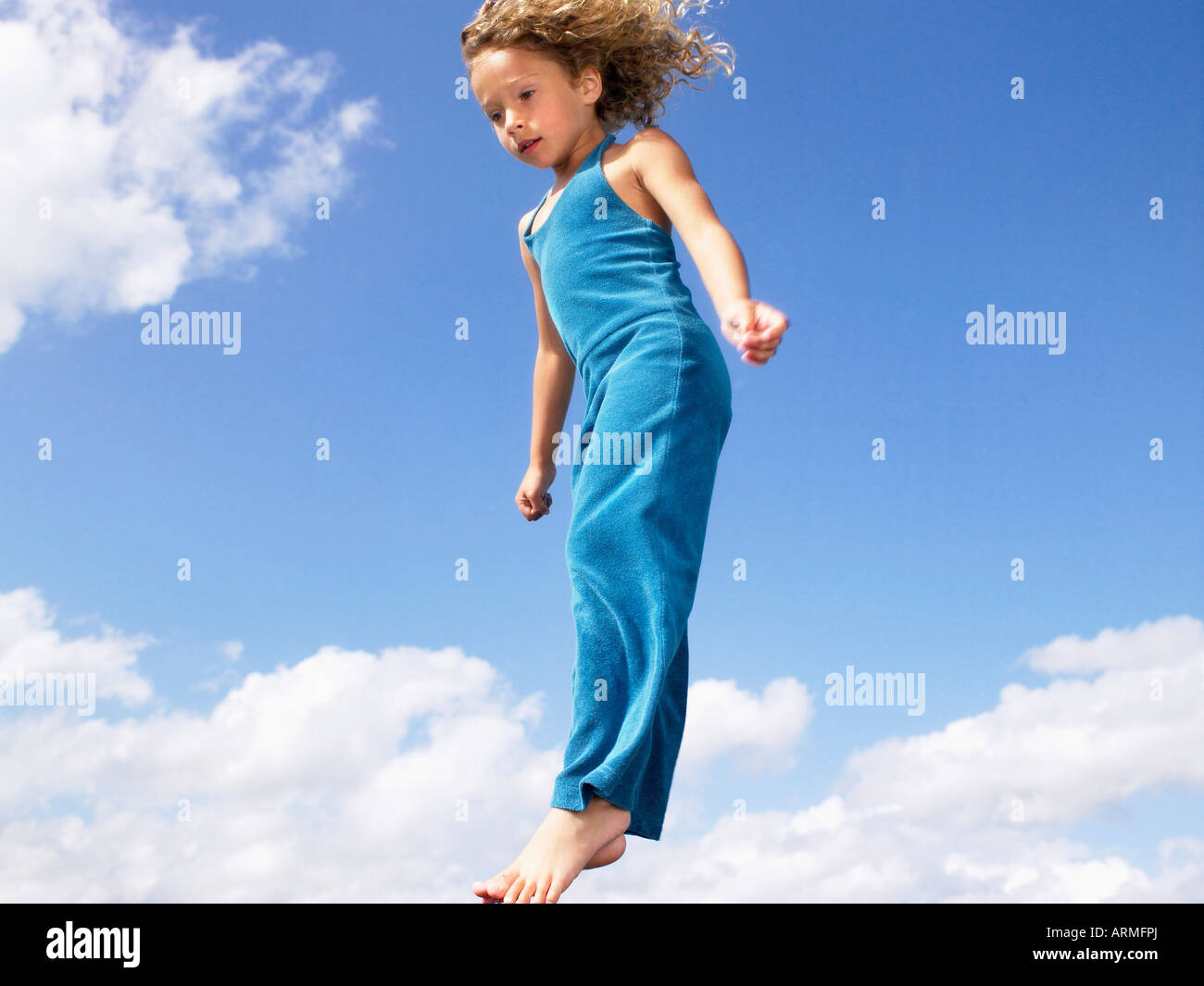 Junges Mädchen in die Luft springen Stockfoto
