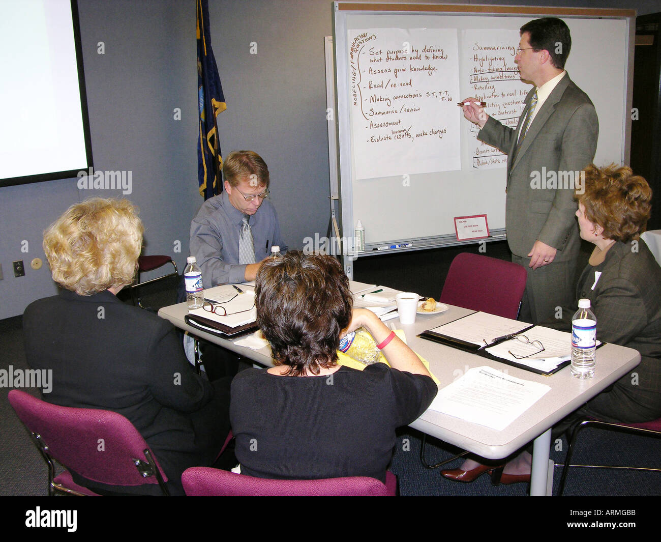 Gruppe von berufstätige Männer und Frauen treffen sich in einer Gruppe zukunftsträchtige Strategie planen, während ein geschäftliches Treffen zu diskutieren Stockfoto