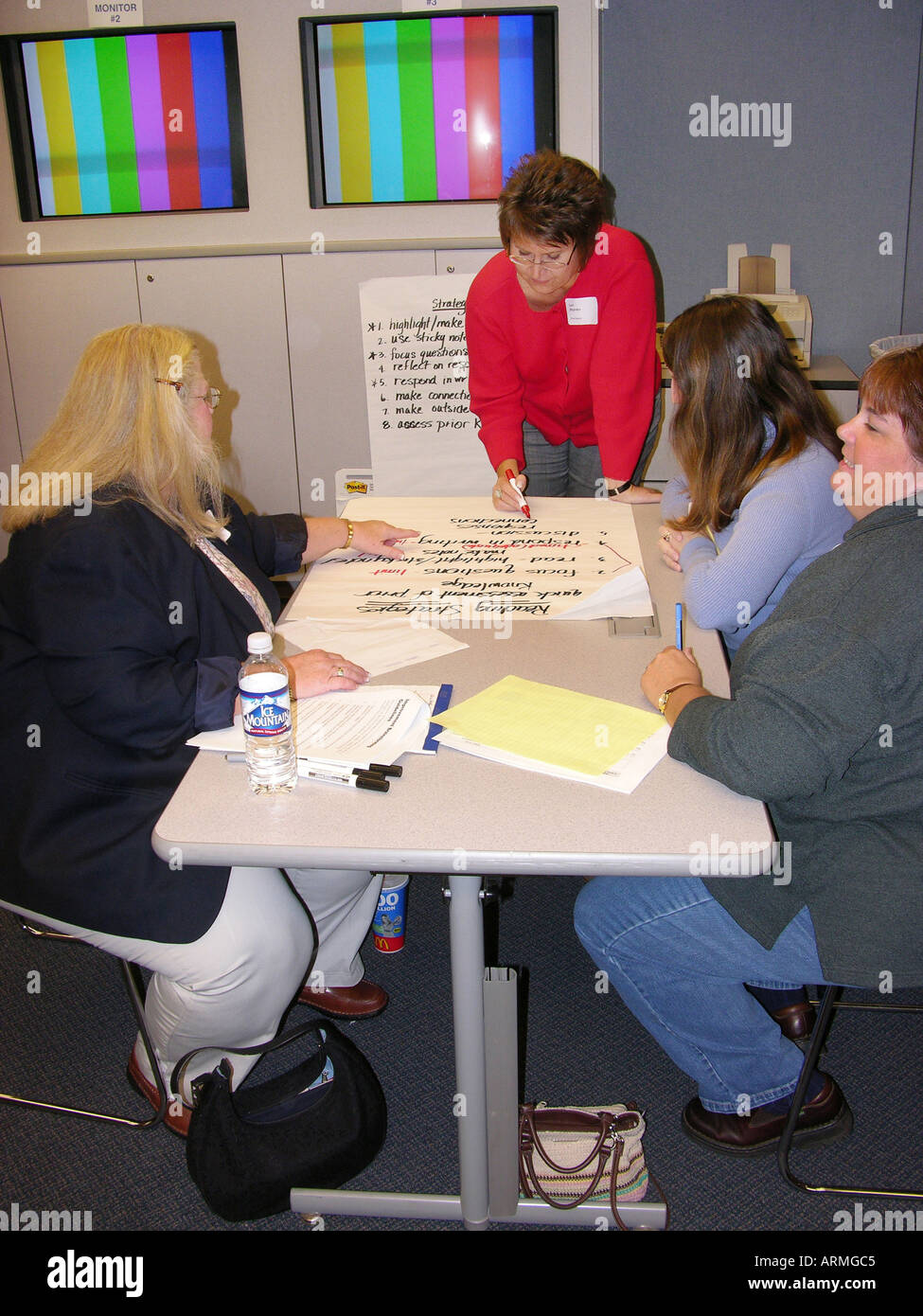 Gruppe von berufstätige Männer und Frauen treffen sich in einer Gruppe zukunftsträchtige Strategie planen, während ein geschäftliches Treffen zu diskutieren Stockfoto