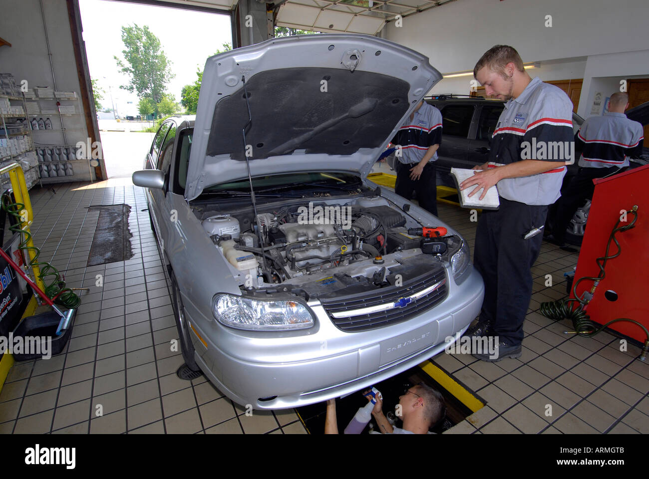 Schnellen Ölwechsel Garage einfahren Kunden haben wo Öl gewechselt in Minuten oder während Sie warten Stockfoto