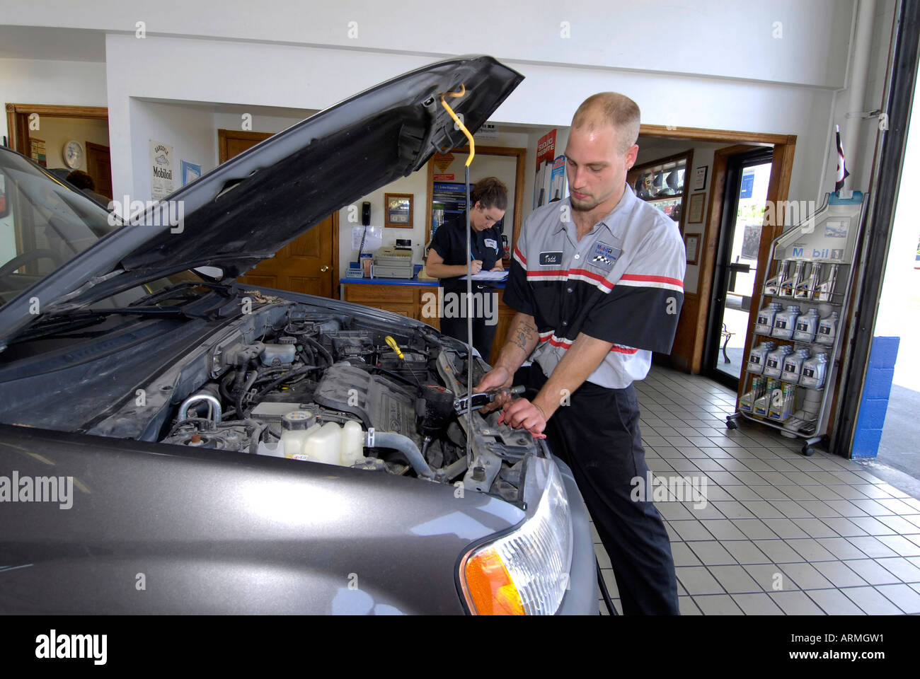 Schnellen Ölwechsel Garage einfahren Kunden haben wo Öl gewechselt in Minuten oder während Sie warten Stockfoto
