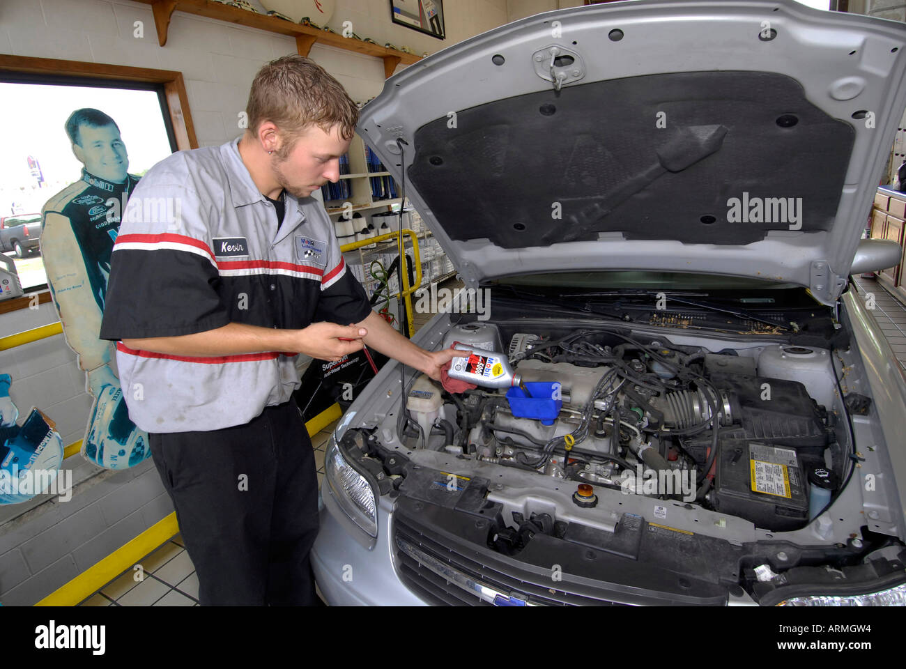 Schnellen Ölwechsel Garage einfahren Kunden haben wo Öl gewechselt in Minuten oder während Sie warten Stockfoto
